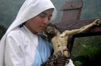 Em, Thập giá và cuộc đời